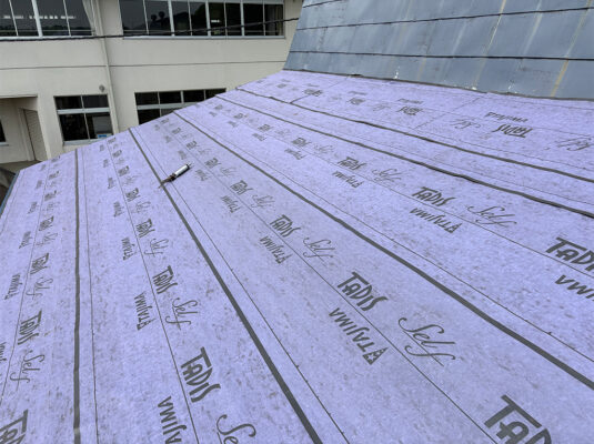 屋根カバー工事：施工中